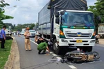 Lực lượng chức năng khám nghiệm hiện trường vụ tai nạn. (Ảnh: TTXVN phát)