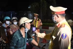 Lực lượng Cảnh sát Giao thông Đường bộ, Công an tỉnh Bạc Liêu kiểm tra nồng độ cồn người tham gia giao thông. (Ảnh: TTXVN phát) 
