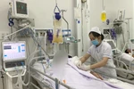 Nhân viên y tế Bệnh viện Chợ Rẫy chăm sóc, tích cực cho bệnh nhân ngộ độc Botulinum. (Ảnh: TTXVN phát)
