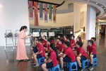 Học sinh Trường Tiểu học Quốc tế Alaska tham gia hoạt động giáo dục, trải nghiệm về Cách mạng Tháng Tám tại Bảo tàng Hà Nội. (Ảnh: Đinh Thuận/TTXVN) 