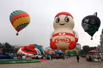 Các khinh khí cầu tại lễ hội do các phi công quốc tế dày dạn kinh nghiệm đến từ nhiều quốc gia, vùng lãnh thổ như Nhật Bản, Hàn Quốc, Thái Lan, Malaysia, Hà Lan, Ấn Độ, Slovakia, Nga, Đài Loan (Trung Quốc) và Việt Nam điều khiển. (Ảnh: Quang Cường/TTXVN)