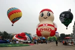 Các khinh khí cầu tại lễ hội do các phi công quốc tế dày dạn kinh nghiệm đến từ nhiều quốc gia, vùng lãnh thổ như Nhật Bản, Hàn Quốc, Thái Lan, Malaysia, Hà Lan, Ấn Độ, Slovakia, Nga, Đài Loan (Trung Quốc) và Việt Nam điều khiển. (Ảnh: Quang Cường/TTXVN)
