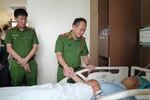  Thiếu tướng Nguyễn Thanh Tùng ân cần động viên và mong muốn Thiếu tá Nguyễn Anh Tuấn giữ gìn sức khỏe, thực hiện nghiêm túc phác đồ điều trị của y bác sỹ để sớm bình phục trở lại đơn vị. (Ảnh: TTXVN phát)