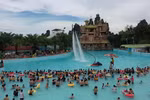 Du khách tắm biển Đại Nam. (Trang thông tin điện tử Sở Văn hóa, Thể thao và Du lịch Bình Dương)