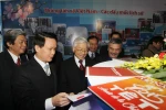 Tổng Bí thư Nguyễn Phú Trọng thăm gian trưng bày các ấn phẩm báo chí của Thông tấn xã Việt Nam tại Hội báo Xuân Ất Mùi 2015. (Ảnh: Trí Dũng/TTXVN)