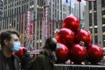 Người dân đeo khẩu trang phòng lây nhiễm COVID-19 tại New York, Mỹ. (Ảnh: THX/TTXVN)