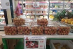 Vải thiều Thanh Hà được bán với giá 18 euro/kg tại siêu thị Thanh Bình Jeune ở Paris (Pháp). (Ảnh: Linh Hương/TTXVN)