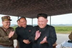 Nhà lãnh đạo Triều Tiên Kim Jong-un (phải) kiểm tra vụ phóng tên lửa Hwasong-12 tại một địa điểm ở Triều Tiên. (Nguồn: YONHAP/TTXVN)