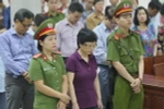 Bị cáo Châu Thị Thu Nga trước vành móng ngựa. (Ảnh: Doãn Tấn/TTXVN)