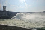 Thủy điện Thác Bà xả lũ. (Ảnh: TTXVN phát)