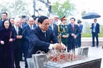 Thủ tướng Phạm Minh Chính dâng hương tri ân các Anh hùng liệt sỹ tại Đền thờ Liệt sỹ tại Chiến trường Điện Biên Phủ. (Ảnh: Dương Giang/TTXVN)