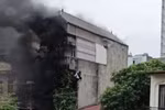 Người dân thoát ra khỏi vụ cháy ở Hà Đông.