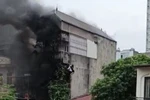 Người dân thoát ra khỏi vụ cháy ở Hà Đông.