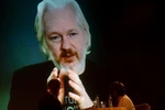 Nhà sáng lập trang mạng WikiLeaks, Julian Assange (trên màn hình). (Ảnh: AFP/TTXVN)