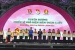 Trao Bằng khen của Ban Chấp hành Trung ương Đoàn cho các Chiến sỹ nhỏ Điện Biên tiêu biểu toàn quốc. (Ảnh: Xuân Tư/TTXVN)