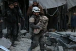 Nhân viên dân sự Syria chuyển một em nhỏ bị thương trong các cuộc giao tranh giữa quân đội chính phủ và phiến quân tại thành phố Aleppo, miền Nam Syria ngày 16/1. (Nguồn: AFP/TTXVN)