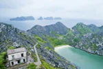 Một góc đảo chính Long Châu (Hải Phòng) nhìn ngọn hải đăng. (Ảnh: Lâm Khánh/TTXVN)