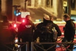 Cảnh sát Pháp làm nhiệm vụ tại hiện trường vụ tấn công khủng bố ở khu vực nhà hát Bataclan, thủ đô Paris ngày 14/11. (Nguồn: THX/TTXVN)