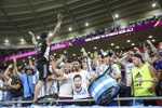 Các cổ động viên Argentina trên khán đài sân vận động Ahmad Bin Ali trong trận đấu ở vòng 1/8 World Cup 2022 giữa đội tuyển Argentina và Hà Lan, ngày 3/12. (Ảnh: THX/TTXVN)