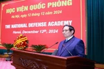 Thủ tướng Phạm Minh Chính chúc mừng cán bộ, giảng viên, học viên Học viện Quốc phòng. (Ảnh: Dương Giang/TTXVN)