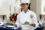 Bếp trưởng Cris Comerford phục vụ bữa ăn trong Nhà Trắng. (Ảnh: AP)