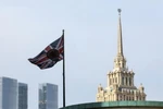 Cờ Anh tại trụ sở Đại sứ quán Anh tại Moskva, Nga ngày 13/9. (Ảnh: Reuters)