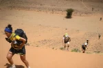 Một vận động viên nữ và những người khác tham gia cuộc thi Marathon des Sables tại sa mạc Sahara ở phía Nam Maroc ngày 12/4.2019. (Ảnh: AFP/Getty Images)