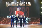 Tiền vệ Nguyễn Hoàng Đức (CLB Thể Công Viettel) nhận danh hiệu Quả bóng Vàng nam năm 2023. (Ảnh: Thanh Vũ/TTXVN)