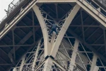 Đối tượng trèo lên tháp Eiffel ở thủ đô Paris, Pháp, ngày 20/5. (Nguồn: AFP/TTXVN)