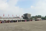 Nhân dân vào lăng viếng Bác. (Nguồn: TTXVN)