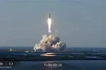 Tên lửa Falcon Heavy đưa vệ tinh viễn thông Arabsat-6A của Saudi Arabia lên quỹ đạo tại bãi phóng Cape Canaveral, bang Florida (Mỹ). (Nguồn: AFP/TTXVN)