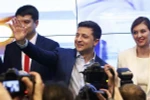 Tổng thống đắc cử Volodymir Zelensky (giữa) vẫy chào những người ủng hộ tại Kiev, Ukraine. (Nguồn: THX/TTXVN)
