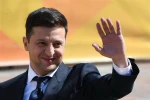 Ông Volodymyr Zelensky vẫy chào những người ủng hộ khi tới lễ tuyên thệ nhậm chức Tổng thống Ukraine ở Kiev ngày 20/5. (Nguồn: AFP/TTXVN)