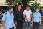 Liu Minh Yang (người Đài Loan, Trung Quốc, áo trắng) là đối tượng chủ mưu bị lực lượng chức năng bắt giữ. (Nguồn: TTXVN phát)