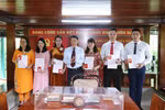 Ông Nguyễn Đức Lợi, Ủy viên Trung ương Đảng, Bí thư Đảng ủy, Tổng Giám đốc TTXVN trao thẻ Đảng viên đợt 19-5 tại Nhà sàn Bác Hồ. (Ảnh: Phương Hoa/TTXVN)