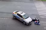 Rẽ sang đường bất cẩn, taxi đâm vào người đi xe máy giữa ngã ba
