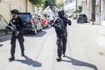 Cảnh sát Indonesia tuần tra tại Surabaya. (Ảnh: AFP/TTXVN)