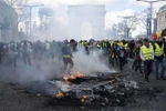 Người biểu tình 'Áo vàng' đốt các rào chắn trên đại lộ Champs-Elysees tại thủ đô Paris, Pháp, ngày 16/3/2019. (Ảnh: THX/ TTXVN)