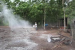 Cơ quan chức năng tiến hành các biện pháp tiêu độc, khử trừng tại nơi phát hiện dịch tả lợn châu Phi. (Ảnh: Đậu Tất Thành/TTXVN.)