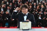 Đạo diễn Bong Joon Ho nhận giải thưởng Cành Cọ Vàng. (Nguồn: AFP/Getty Images)
