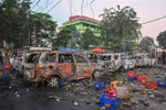 Người biểu tình đập phá, đốt xe ôtô tại Jakarta ngày 22/5. (Ảnh: AFP/TTXVN)
