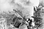 Ngày 16/4/1945, Hồng quân Liên Xô mở trận tấn công vào Berlin, sào huyệt cuối cùng của phátxít Đức và đến chiều 30/4/1945 đã chiếm được Nhà Quốc hội Đức, cắm lá cờ chiến thắng lên nóc tòa nhà này. (Ảnh: Tư liệu/TTXVN phát)