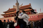 Khách thăm quan tại quảng trường Thiên An Môn ở Bắc Kinh, Trung Quốc đeo khẩu trang đề phòng virus corona mới. (Ảnh: AFP/TTXVN