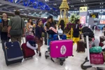 Khách du lịch tại sân bay Suvarnabhumi ở Bangkok, Thái Lan. (Ảnh: AFP/TTXVN)