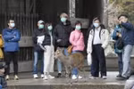 Người dân Nhật Bản đeo khẩu trang phòng dịch viêm phổi do virus corona chủng mới trong chuyến du xuân tại công viên Nara. (Ảnh: Kyodo/TTXVN)
