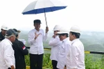 Tổng thống Indonesia Joko Widodo (giữa) cùng các quan chức thăm huyện Bắc Penajam Paser thuộc tỉnh Đông Kalimantan. (Ảnh: AFP/TTXVN)