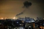 Khói bốc lên sau một vụ không kích của Israel xuống thành phố Gaza. (Ảnh: AFP/TTXVN)