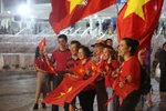 Cổ động viên đến sân cổ vũ U23 Việt Nam. (Ảnh: Nguyên An/Vietnam+)