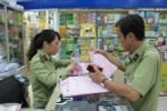 Lực lượng QLTT Hà Nội đang tiến hành kiểm tra việc kinh doanh thuốc tân dược trên địa bàn (Ảnh: Xuân Quảng/Vietnam+)