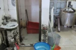 Các nồi nấu đường và nơi vệ sinh các công cụ sản xuất đều cáu bẩn, nhếch nhác (Ảnh: Đức Duy/Vietnam+)